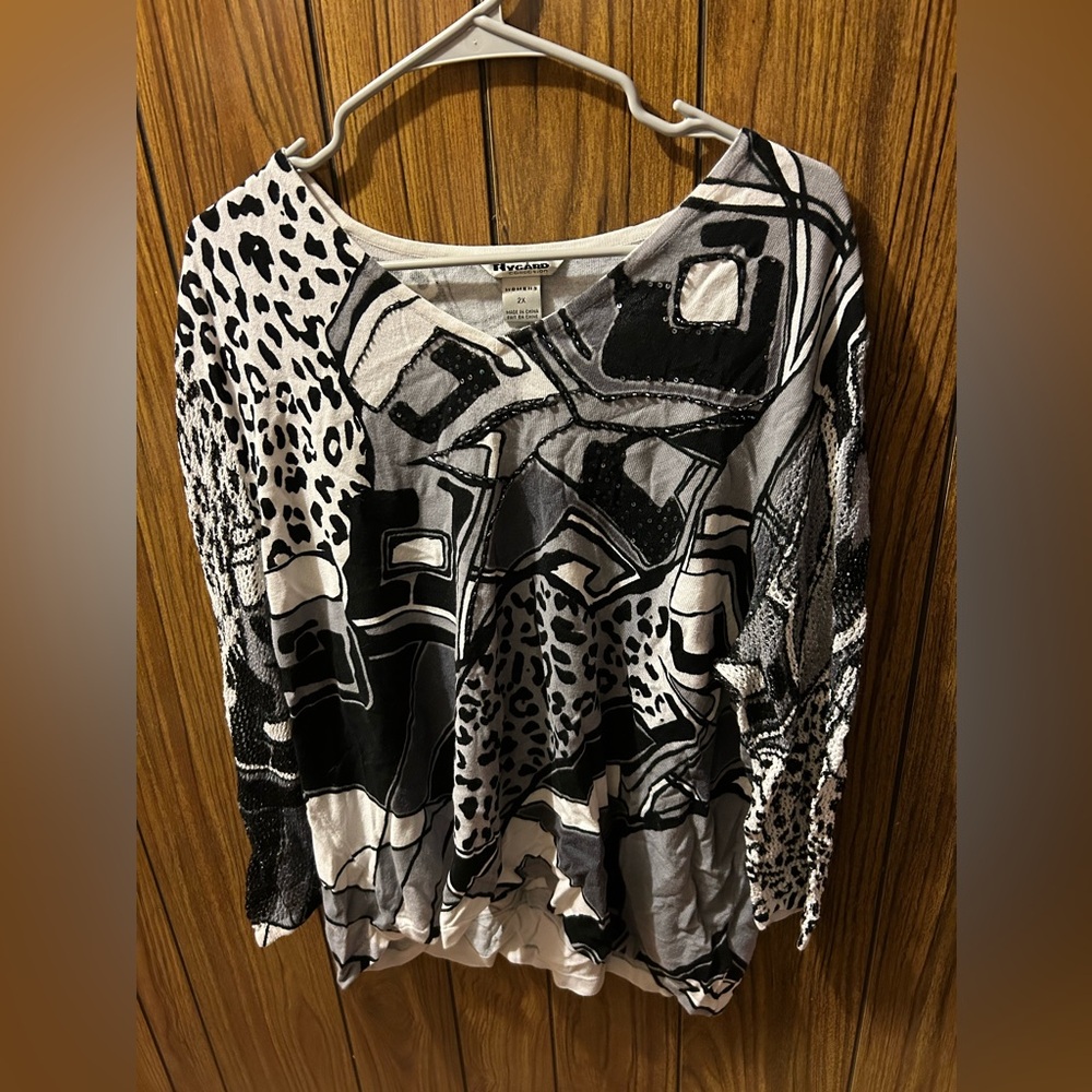 Women's Black and White Patterned Top